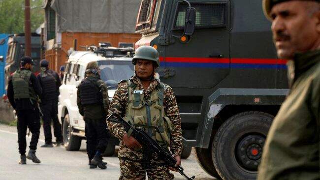 Foto: Personel pasukan keamanan India berjaga di dekat lokasi jatuhnya jet tempur di Wuyan di distrik Pulwama, Kashmir selatan, 7 Mei 2025.