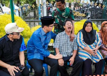 Foto: Rico Waas Temui Orang Tua Korban Anak Hanyut Di Aliran Sungai 9