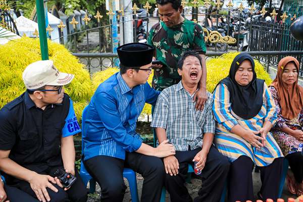 Foto: Wali Kota Medan Rico Tri Putra Bayu Waas menemui orang tua korban anak hanyut yang terbawa arus di aliran sungai Deli Kelurahan Karang Berombak, Kecamatan Medan Barat, Minggu (25/5/25).(Dok:Diskominfo Medan)