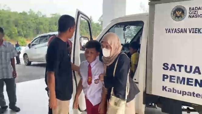 Foto: Salah satu siswa terlihat lemas saat diantar ke IGD RSUD Talang Ubi PALI.