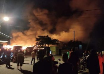Sebanyak 23 kios serta satu ruang pustaka SD 1 Lamno, Aceh Jaya terbakar.