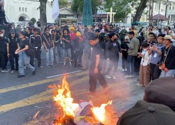 Buruh Bakar Ban di Depan Kantor Gubernur Sumut