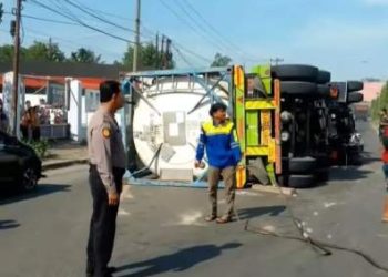 Kontainer khusus yang terguling dan melintang di Jalinsum Tanjung Morawa.
