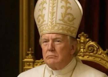 Trump Bikin Heboh Unggah Foto Berpakaian seperti Paus