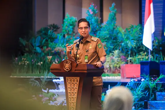 Foto: Wali Kota Medan Rico Waas memberi sambutan saat membuka Musrenbang RPJMD Kota Medan tahun 2025-2029 dan RKPD Kota Medan 2026 di Grand City Hall Hotel, Senin (5/5/25).(Ist)