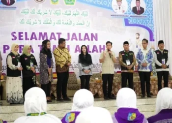 Foto: Wapres Sapa Ratusan Calon Haji Kloter 12 Embarkasi Medan 6