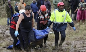 Petugas mengevakuasi korban meninggal akibat banjir di Afrika Selatan .(AP Photo/Hoseya Jubase)