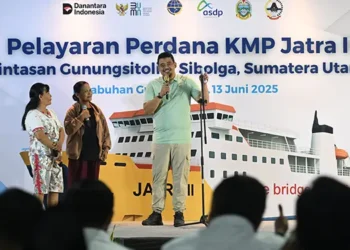 Bobby Nasution saat acara pelepasan Pelayaran Perdana KMP Jatra II, di Pelabuhan Angin Gunungsitoli, Jumat (13/6).(Diskominfo Sumut)