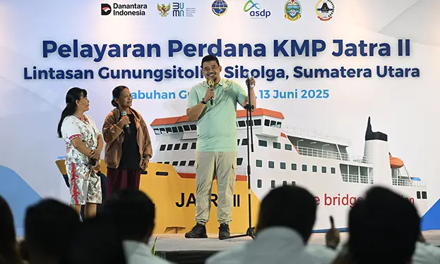 Bobby Nasution saat acara pelepasan Pelayaran Perdana KMP Jatra II, di Pelabuhan Angin Gunungsitoli, Jumat (13/6).(Diskominfo Sumut)