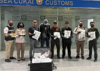 Petugas Bea Cukai Bandara Kualanamu dan  barang bukti satwa  yang hendak diselundupkan ke Vietnam melalui Bandara Kualanamu. (istimewa)