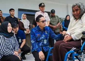 Wali Kota Medan Rico Waas berbincang dengan masyarakat yang menempati RPS, Jalan Bunga Turi II, Medan Tuntungan, Kamis (12/6/2025).(Ist)