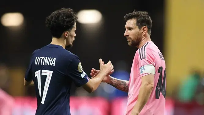Foto: Pemain Inter Miami, Lionel Messi Saat Berjabat Tangan Dengan Pemain PSG, Vitinha.(Foto : Getty Images)