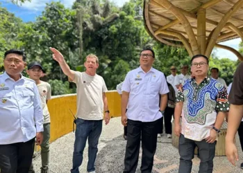 Anggota DPR RI, dr Sofyan Tan mengajak Bupati Deli Serdang dr Asri Ludin Tambunan dan jajaran Pemkab Deli Serdang  berkeliling ke kawasan  Orang Utan Haven  untuk melihat salah satu potensi wisata sekaligus pusat pendidikan dan pembelajaran tentang lingkungan.(Ist)
