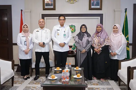 Foto: Wali Kota Medan Rico Waas foto bersama pengurus Koperasi Wanita Usaha Indonesia di Kantor Wali Kota Medan, Rabu (4/6/2025).(Ist)