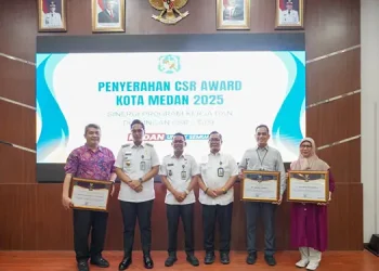 Wali Kota Medan Rico Waas dan wakil Wali Kota Medan Zakiyuddin diabadikan bersama tiga pimpinan perusahaan penerima CSR Award di Balai Kota Medan, Rabu (11/6/2025).(Ist)