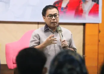 Anggota DPR RI dari Dapil Sumut I, dr Sofyan Tan saat menjadi keynote speaker dalam Sarasehan Peringatan Bulan Bung Karno di Raz Plaza Convention Hall, Jalan dr Mansyur, Medan, Senin (16/7).(Ist)