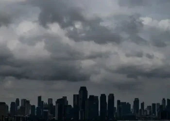 Ilustrasi - Awan tebal (ANTARA FOTO/Sulthony Hasanuddin)