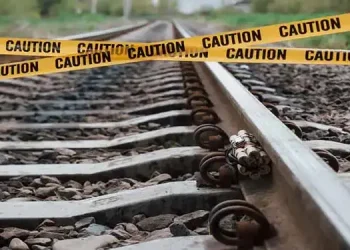 Ilustrasi kecelakaan di perlintasan sebidang kereta api. (Freepik)