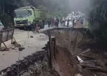 Foto: Jalan Sidikalang - Medan yang Amblas Sudah Bisa Dilintasi Kenderaan 5