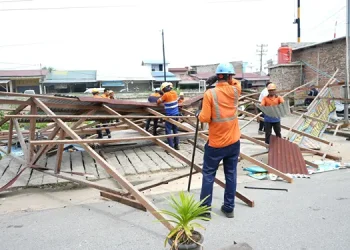 KAI Divre I SU menertibkan satu unit bangunan liar di area emplasemen Stasiun Mambang Muda, Jalan Stasiun, Kelurahan Aek Kanopan Timur, Kecamatan Kualuh Hulu, Kabupaten Labuhan Batu Utara (Labura), pada Rabu (25/6).(Dok:KAI Divre I SU)