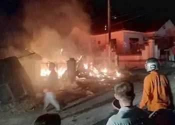 Foto: Rumah Merangkap Bengkel Terbakar, Tiga Sepeda Motor Turut Hangus 6