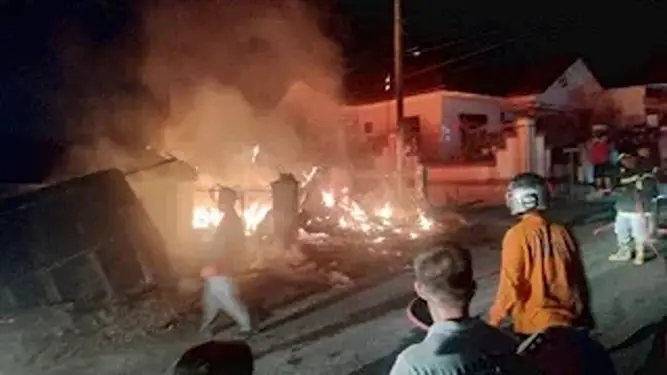 Foto: Kebakaran menghanguskan sebuah rumah yang digunakan sebagai bengkel di Jalan Handayani, Kecamatan Siantar Sitalasari, Kota Pematangsiantar, pada Minggu malam (29/6/2025).(Istimewa)
