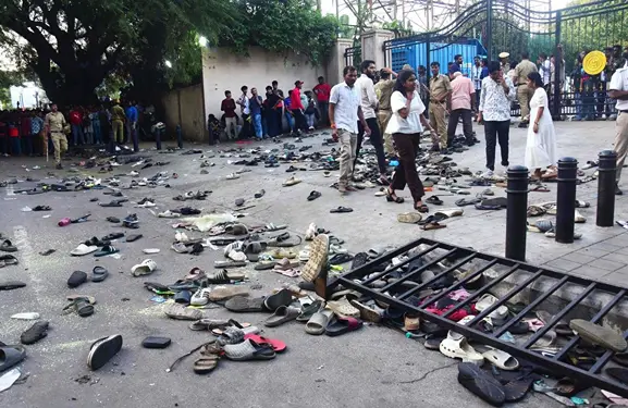 Foto: Keadaan di lokasi kejadian di luar Stadium Chinnaswamy, Bengaluru.(FOTO AFP)