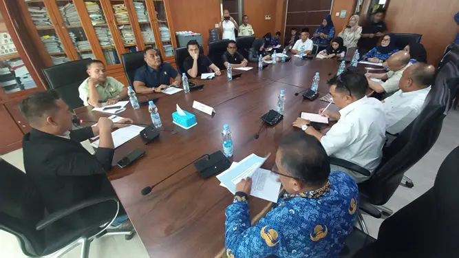 Foto: Komisi I DPRD Medan menggelar RDP membahasa masalah ganti rugi tanah untuk revitalisasi Danau Siombak yang belum tuntas diterima warga sekitarnya.(Ist)