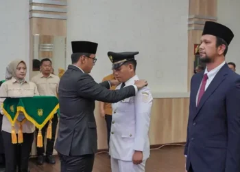 Foto: Rico Waas Lantik 4 Pejabat Administrator, Ini Pesannya 4