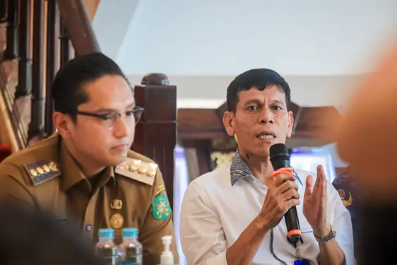 Foto: Wali Kota Medan Rico Waas dan Kepala BNN Provinsi Sumut Brigjen Pol Toga Panjaitan memberi keterangan terkait empat ASN Pemko Medan terindikasi mengunakan Narkoba di lobi Balai Kota Medan, Senin (2/6/2025).(Ist)
