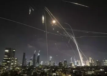Foto: Iran Tembakan Rudal, Guncangan Terasa Sangat Kuat di Gedung Pencakar Langit Israel 6