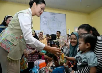 Kahiyang Ayu meninjau kegiatan Pemberian Makanan Bergizi Gratis (MBG), di Kelurahan Harjosari II, Kecamatan Medan Amplas, Kamis (12/6).(Foto:Diskominfo Sumut)