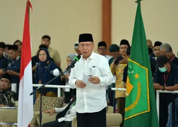 Penjabat Sekretaris Daerah Provinsi  Sumatera Utara Effenddy Pohan menyambut kepulangan jemaah haji Kloter I Debarkasi Medan asal Kota Padangsidimpuan, di Asrama Haji Jalan AH Nasution Medan, Kamis (12/6/2025) malam.(Foto:Diskominfo Sumut)