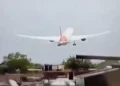 Sebuah video merekam detik-detik sebuah pesawat penumpang yang dioperasikan oleh Air India, hari Kamis (12/6/2025). (Tangkapan Layar X/@rajput_of_india)