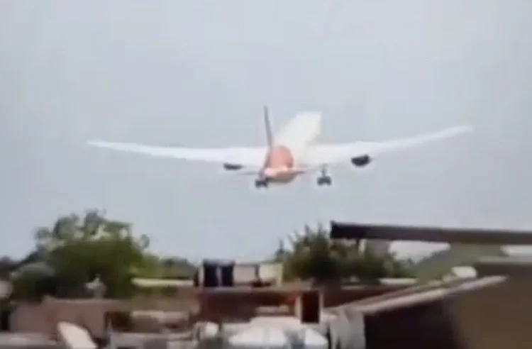 Foto: Sebuah video merekam detik-detik sebuah pesawat penumpang yang dioperasikan oleh Air India, hari Kamis (12/6/2025). (Tangkapan Layar X/@rajput_of_india)