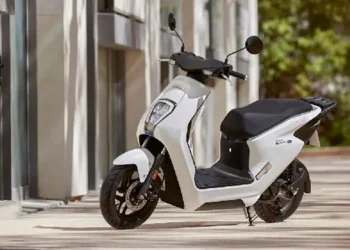 Perawatan untuk motor listrik, pemiliknya harus mebekali diri dengan pengetahuan lebih tentang cara mencuci motor yang aman.(Ist)