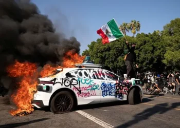 Aksi kekerasan seperti perusakan mobil, bangunan, dan penjarahan juga dilaporkan terjadi. (REUTERS/David Ryder)
