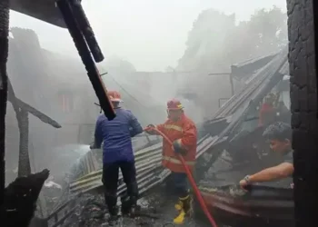 Foto: Rumah yang Ditempati Tiga Keluarga di Binjai Timur Terbakar 8
