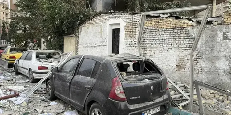 Pasca serangan Israel ke Teheran, Iran, Jumat, (13/6/2025). (Dok. AP/Vahid)