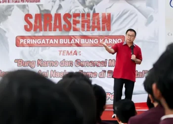 Sofyan Tan saat menjadi keynote speaker dalam Sarasehan Peringatan Bulan Bung Karno di AMIK Medicom, Medan, Selasa (10/6).(Ist)