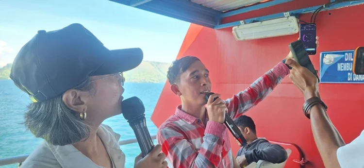 Foto: Menguji kecepatan internet Indosat saat mengunggah dan mengunduh menggunakan Ookla Speedtest
di atas ferry penyeberangan dari Ajibata ke Simanindo.(SeputarSumut/Juli S)