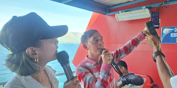 Menguji kecepatan internet Indosat saat  mengunggah dan mengunduh menggunakan Ookla Speedtest
di atas ferry penyeberangan dari Ajibata ke Simanindo.(SeputarSumut/Juli S)