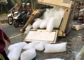 Foto: Truk Bermuatan Es Kristal Terbalik di Binjai Timur 5