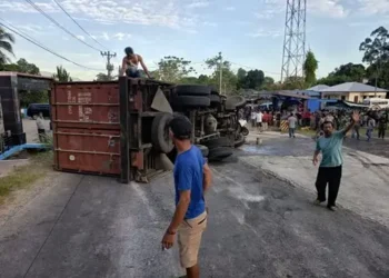Rem Bermasalah, Truk Kontainer Pengangkut Semen Tabrak Lima Kendaraan di Tapanuli Utara