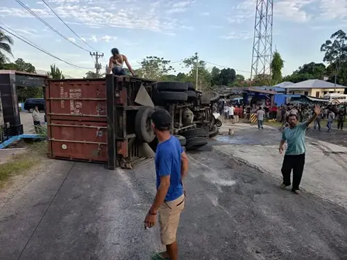 Foto: Truk kontainer pengangkut semen mengalami masalah pada remnya dan menabrak lima kendaraan.(Istimewa)