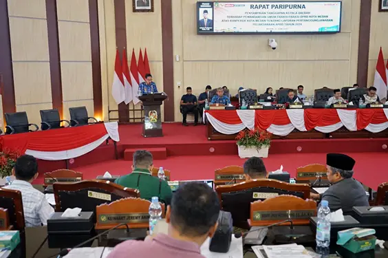 Foto: Wali Kota Medan Rico Waas menyampaikan tanggapan atas pemandangan umum fraksi-fraksi DPRD Medan terhadap LPj pelaksanaan APBD TA 2024, Selasa (17/6/2025).(Ist)