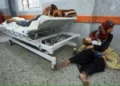Salah satu warga Palestina terluka ditembak pasukan Israel di dekat pusat distribusi bantuan di Gaza tengah, terbaring di rumah sakit Al-Shifa, di Kota Gaza, 11 Juni 2025. (Foto:REUTERS)