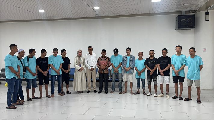 Foto: Sebanyak 12 TKI asal Aceh difasilitasi pemulangannya oleh Haji Uma.(Istimewa)