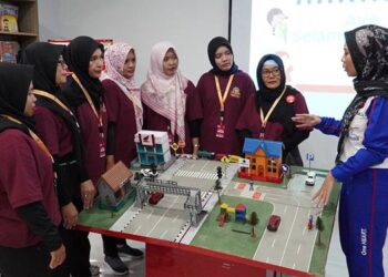 Kembangkan Budaya Keselamatan Berkendara di Safety Riding Camp 2025
Para peserta figur guru PAUD sedang mengikuti pelatihan dari Instruktur Safety Riding Astra Honda pada gelaran Safety Riding Camp 2025 di AHM Safety Riding & Training Center, Deltamas, Cikarang (8-10/7).(Ist)