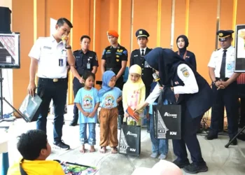 Anak-anak tampak antusias mendengarkan penjelasan dan mencoba mengenakan atribut khas masing-masing profesi.(Dok:KAI Divre I SU)